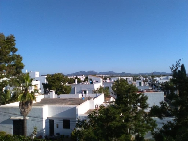 Imagen de los exteriores del Hostal Home D'or. Foto 7