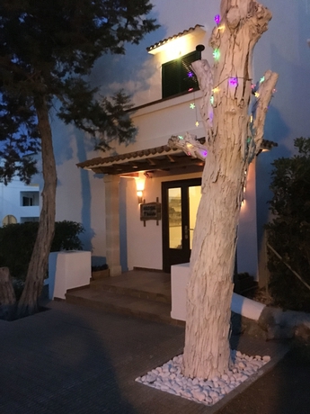 Imagen de los exteriores del Hostal Home D'or. Foto 8