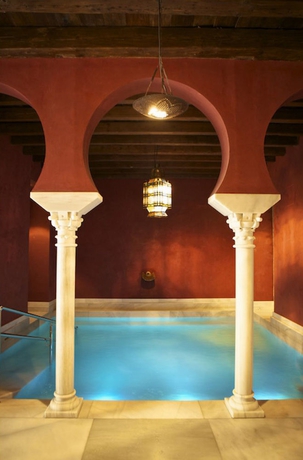 Imagen de la piscina del Hostal Hospederia Baños Arabes De Cordoba. Foto 7
