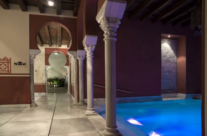 Imagen de la piscina del Hostal Hospederia Baños Arabes De Cordoba. Foto 9