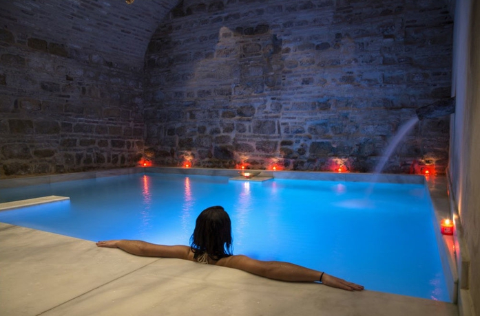 Imagen de la piscina del Hostal Hospederia Baños Arabes De Cordoba. Foto 10