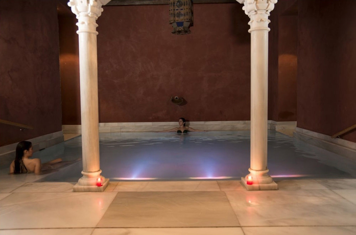 Imagen de la piscina del Hostal Hospederia Baños Arabes De Cordoba. Foto 11
