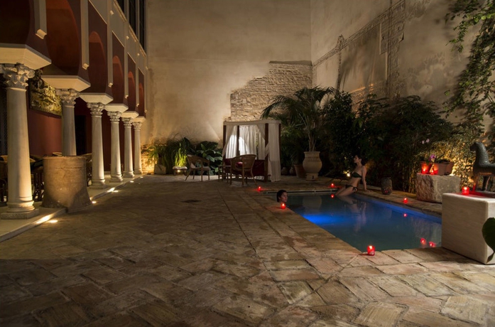 Imagen de la piscina del Hostal Hospederia Baños Arabes De Cordoba. Foto 12