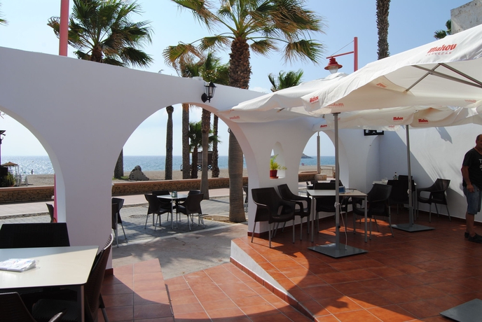 Imagen de los exteriores del Hostal Hospedería Los Mellizos. Foto 13