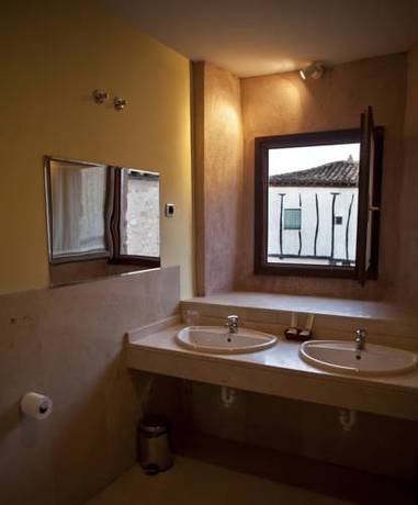 Imagen de la habitación del Hostal Hospeder&iacute;a Porta Coeli. Foto 4