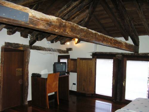 Imagen de la habitación del Hostal Hospeder&iacute;a Porta Coeli. Foto 6