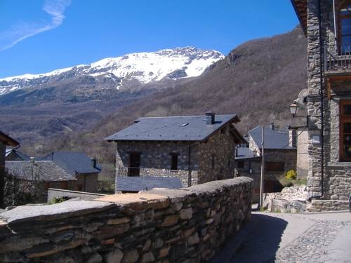Imagen de los exteriores del Hostal Hostal Casa Lacreu. Foto 4