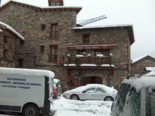 Imagen de los exteriores del Hostal Hostal Casa Lacreu. Foto 8