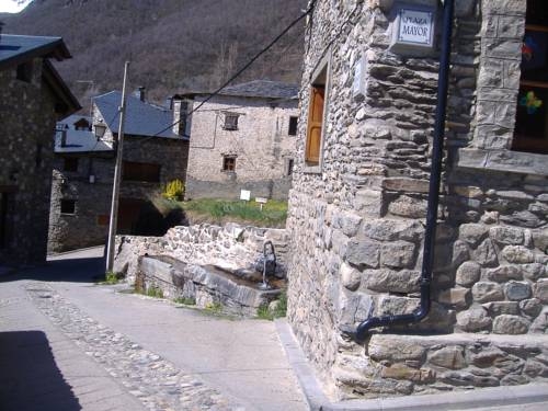 Imagen de los exteriores del Hostal Hostal Casa Lacreu. Foto 11