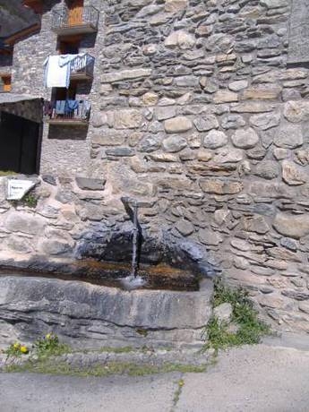 Imagen de los exteriores del Hostal Hostal Casa Lacreu. Foto 12