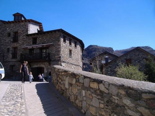 Imagen de los exteriores del Hostal Hostal Casa Lacreu. Foto 13