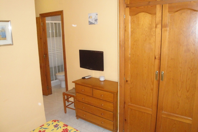 Imagen de la habitación del Hostal Hostal Cristina, Denia. Foto 7