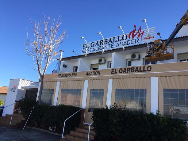 Imagen de los exteriores del Hostal Hostal Garballo. Foto 4