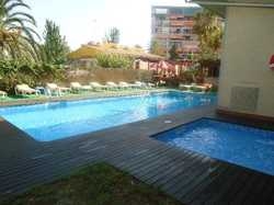 Imagen de la piscina del Hostal Hostal Mont Royal. Foto 18