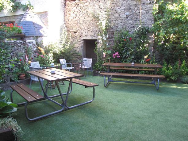 Imagen de los exteriores del Hostal Hostal Plaza Garós. Foto 6