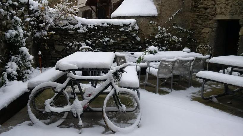 Imagen de los exteriores del Hostal Hostal Plaza Garós. Foto 7