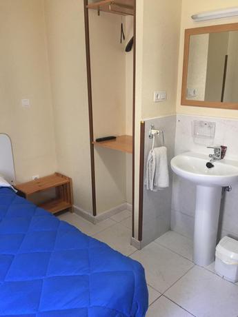 Imagen de la habitación del Hostal Hostal Rosales. Foto 6