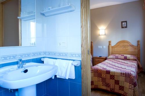 Imagen de la habitación del Hostal Hostal Valle De Tena. Foto 10
