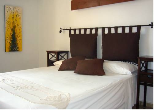 Imagen de los exteriores del Hostal Hostal Yebisah. Foto 13