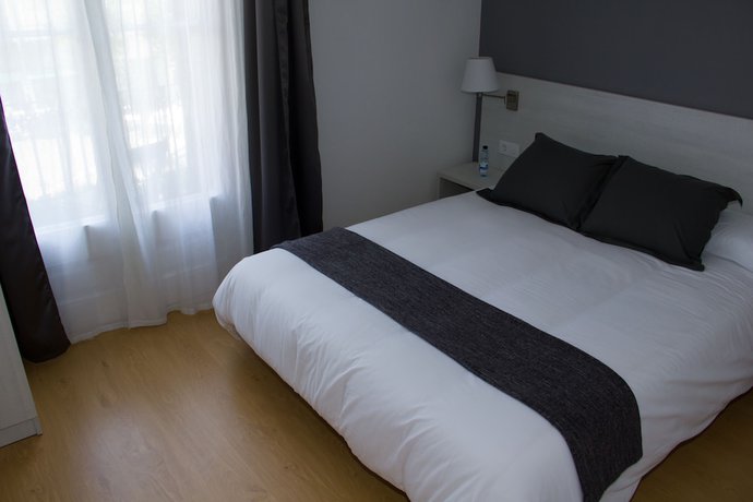 Imagen de la habitación del Hostal Hostalin Barcelona Diputación. Foto 11