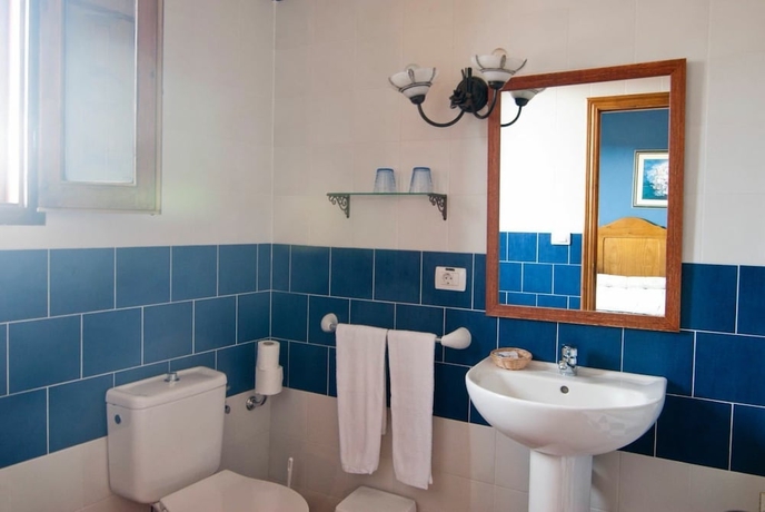 Imagen de la habitación del Hostal Hostatgeria Sant Jaume. Foto 13