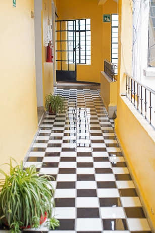 Imagen de los interiores del Hostal Hotel Amigo Suites. Foto 14