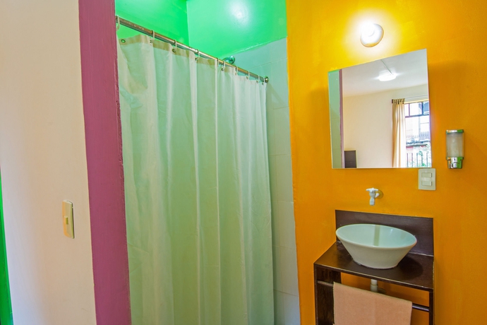 Imagen de la habitación del Hostal Hotel Amigo Suites. Foto 6