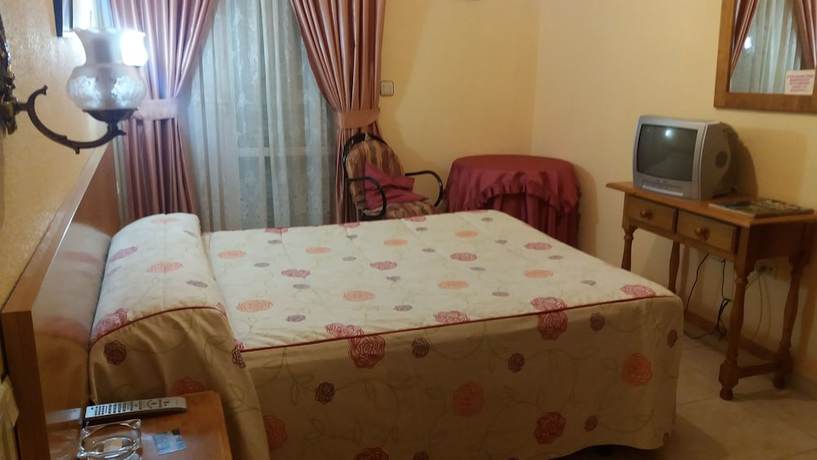 Imagen de la habitación del Hostal Hotel Covadonga. Foto 4