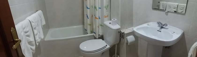 Imagen de la habitación del Hostal Hotel Covadonga. Foto 5