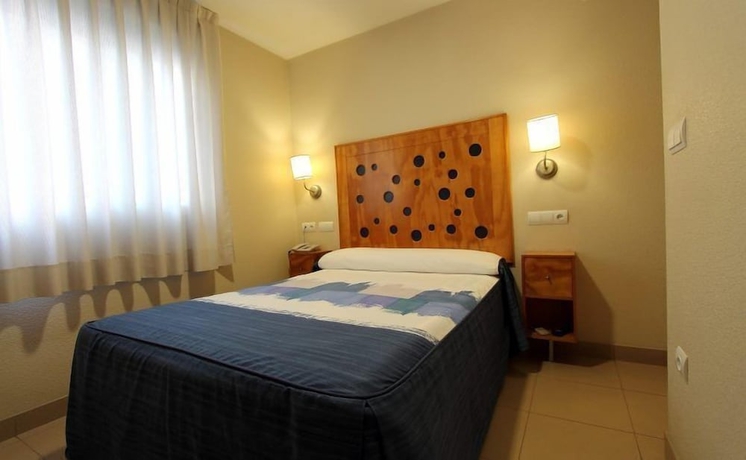 Imagen de la habitación del Hostal Hotel Quatre Llunes. Foto 5