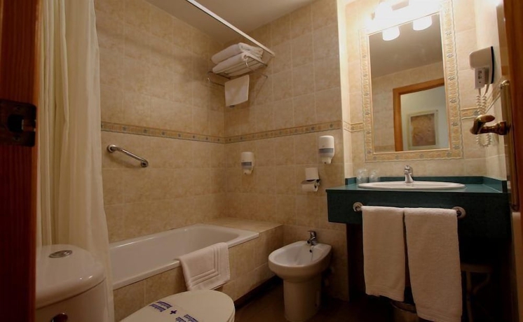 Imagen de la habitación del Hostal Hotel Quatre Llunes. Foto 6