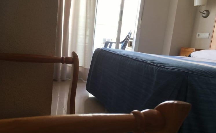 Imagen de la habitación del Hostal Hotel Quatre Llunes. Foto 9