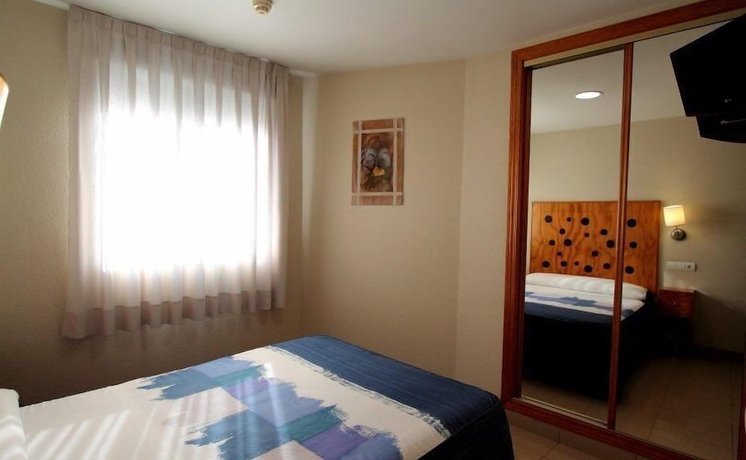 Imagen de la habitación del Hostal Hotel Quatre Llunes. Foto 10