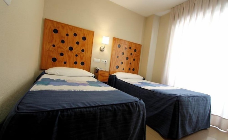 Imagen de la habitación del Hostal Hotel Quatre Llunes. Foto 11