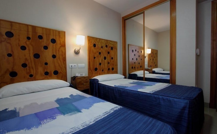 Imagen de la habitación del Hostal Hotel Quatre Llunes. Foto 12