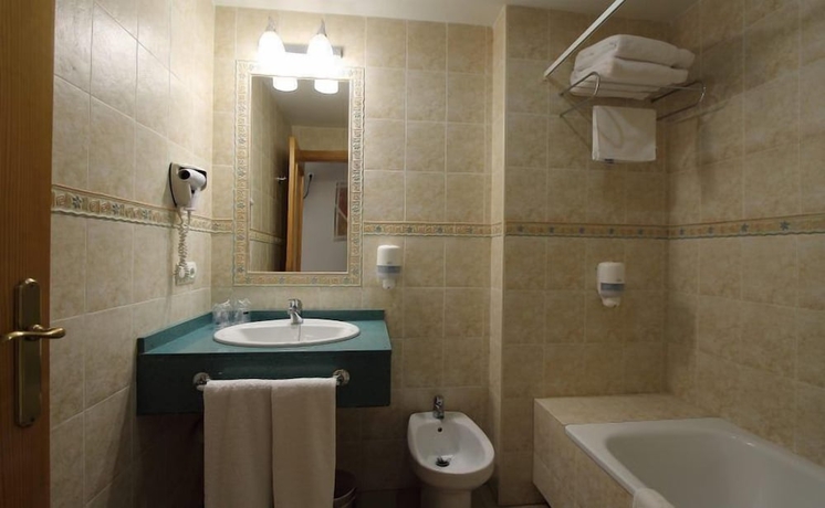 Imagen de la habitación del Hostal Hotel Quatre Llunes. Foto 13