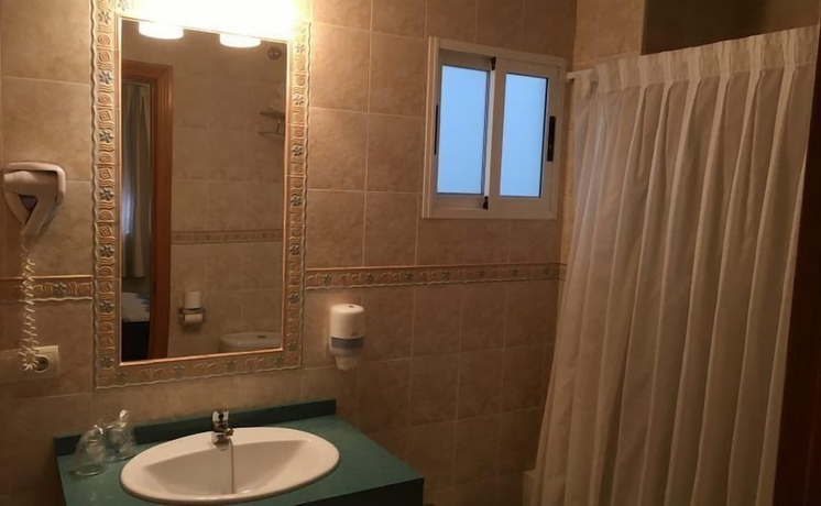 Imagen de la habitación del Hostal Hotel Quatre Llunes. Foto 14