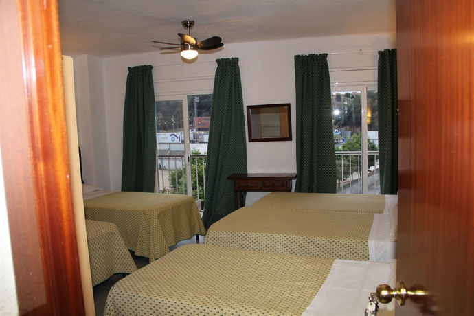 Imagen de la habitación del Hostal Isabel, Blanes. Foto 2