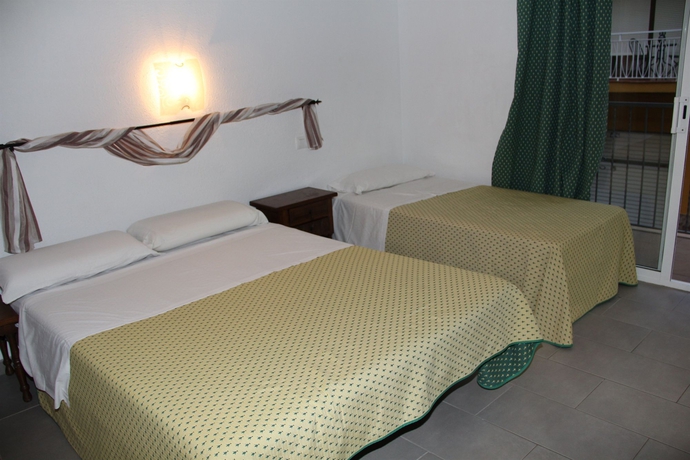 Imagen de la habitación del Hostal Isabel, Blanes. Foto 3