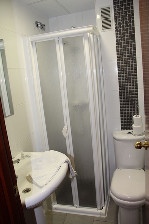 Imagen de la habitación del Hostal Isabel, Blanes. Foto 5