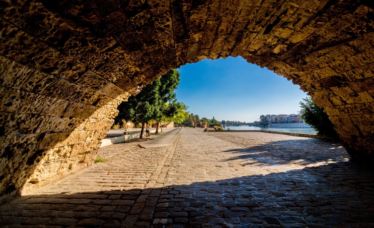 Imagen de los exteriores del Hostal Jentoft. Foto 8