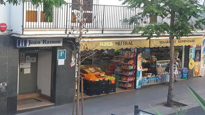 Imagen de los exteriores del Hostal Juan Ramon. Foto 5