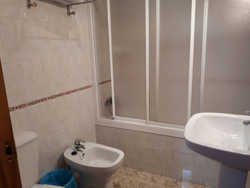 Imagen de la habitación del Hostal Julio, Trujillo. Foto 6