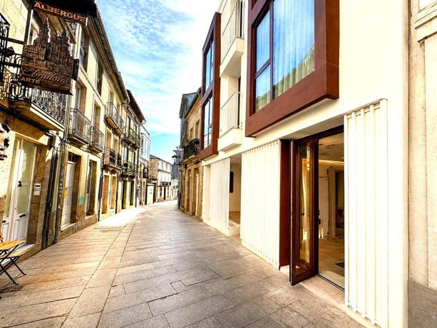 Imagen de los exteriores del Hostal Kavia Sarria. Foto 4