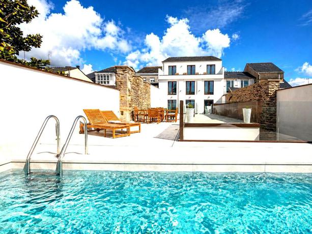 Imagen de la piscina del Hostal Kavia Sarria. Foto 7