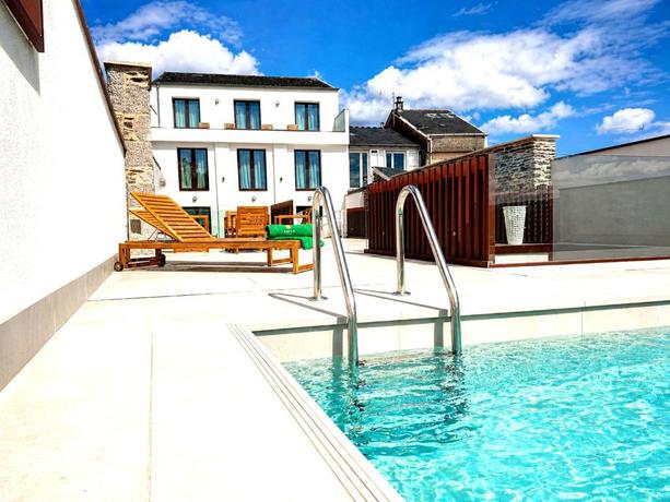 Imagen de la piscina del Hostal Kavia Sarria. Foto 8