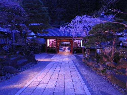 Imagen de los exteriores del Hostal Koyasan Sekishoin. Foto 4