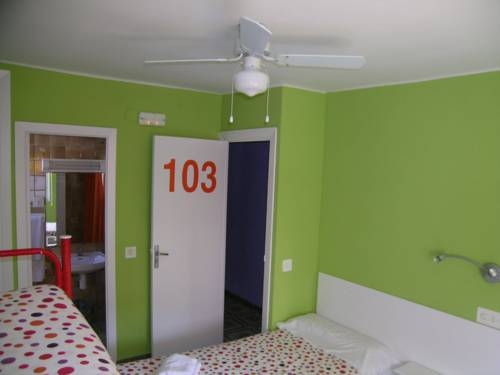 Imagen de la habitación del Hostal La Cabaña, Salou. Foto 3