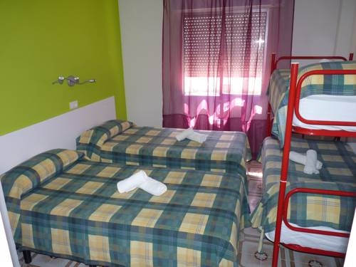 Imagen de la habitación del Hostal La Cabaña, Salou. Foto 6