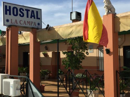 Imagen de los exteriores del Hostal La Campa. Foto 11